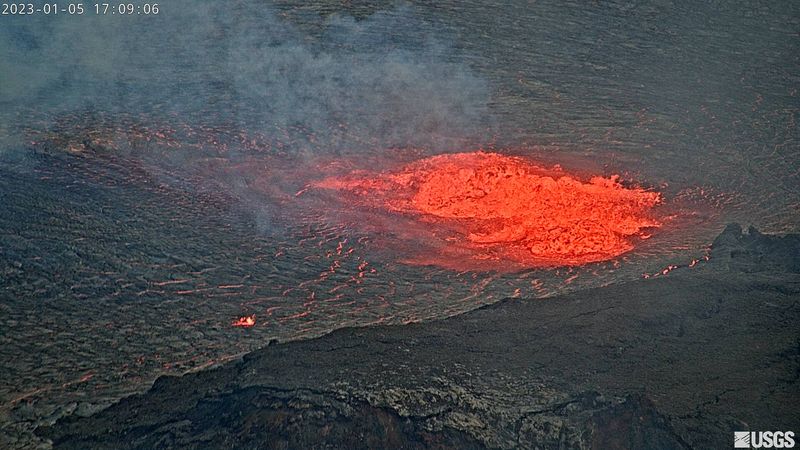 ハワイのキラウエア火山が噴火、溶岩は火口内に