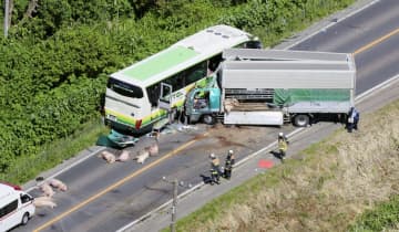 北海道で高速バス事故5人死亡　トラックが衝突、はみ出しか
