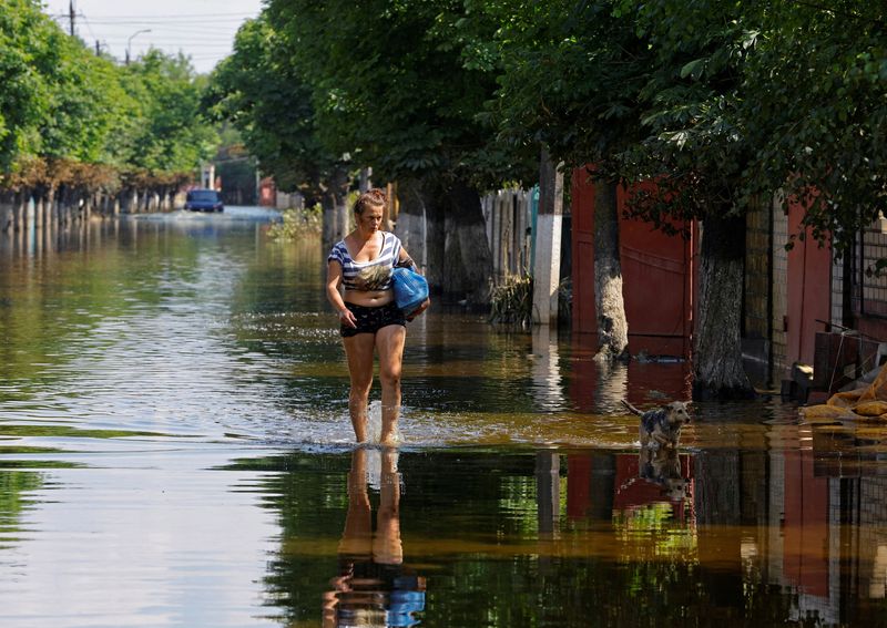 ウクライナのダム決壊、洪水死者が増加　数十人が行方不明