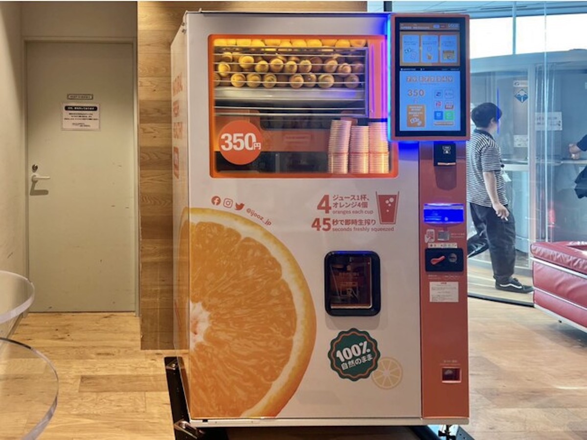 国内企業で初導入　DMM.com、オフィスに生搾りオレンジジュース自販機「IJOOZ」を設置