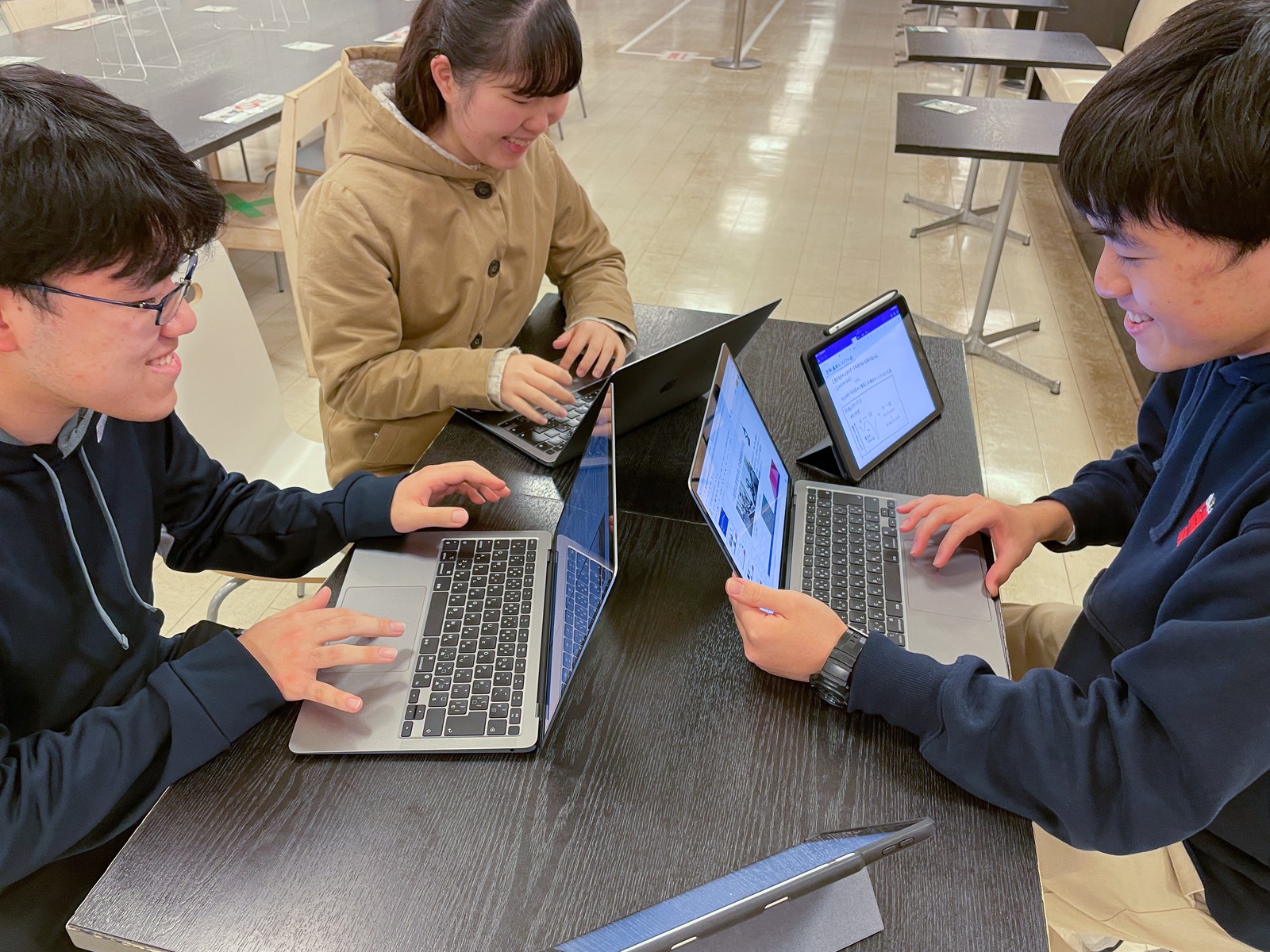 「新入生の3人に1人」がAppleのM2 MacBook Airを購入。なぜ東大・駒場キャンパスはMacユーザーで溢れるのか？