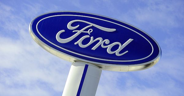 フォードが米国で数百人規模の人員削減、コスト抑制に向け－関係者
