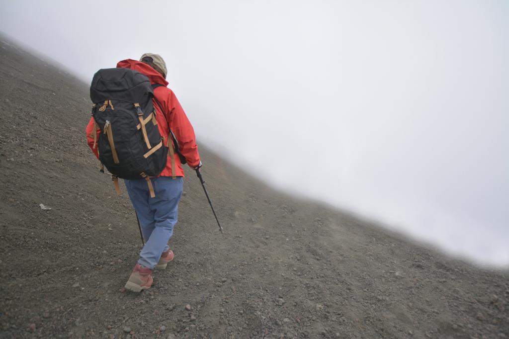 富士山登山者の半数が発症する「高山病」　頭痛、吐き気…初期症状は二日酔いと酷似　肺活量は関係ない？