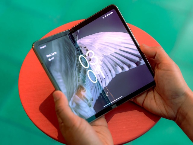 グーグル「Pixel Fold」、早くもディスプレイ破損の報告が相次ぐ (CNET