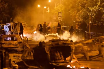 フランス、暴動で870人超拘束　警察の少年射殺、3夜連続抗議
