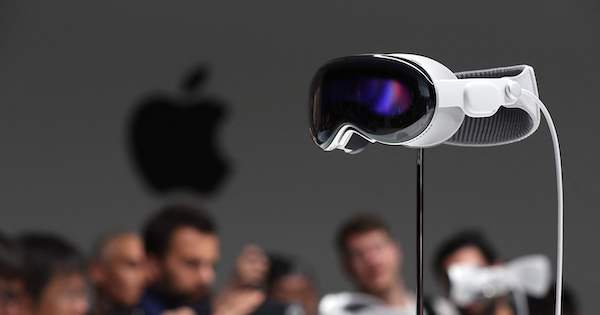 アップル、「Vision Pro」ヘッドセットの生産予想引き下げ－報道