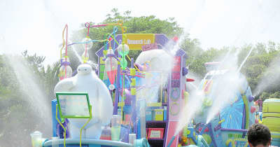 ディズニー、夏の「びしょ濡れ」イベント本格復活　ベイマックスの水噴射で「涼しい！」歓声