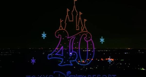 ディズニー、全国の花火大会でドローンショー披露　約700機で夜空にキャラクター描く