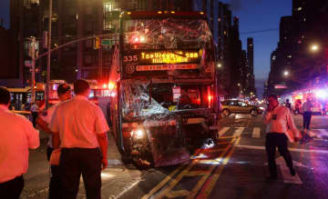 NYでバス衝突、18人搬送　マンハッタンの繁華街