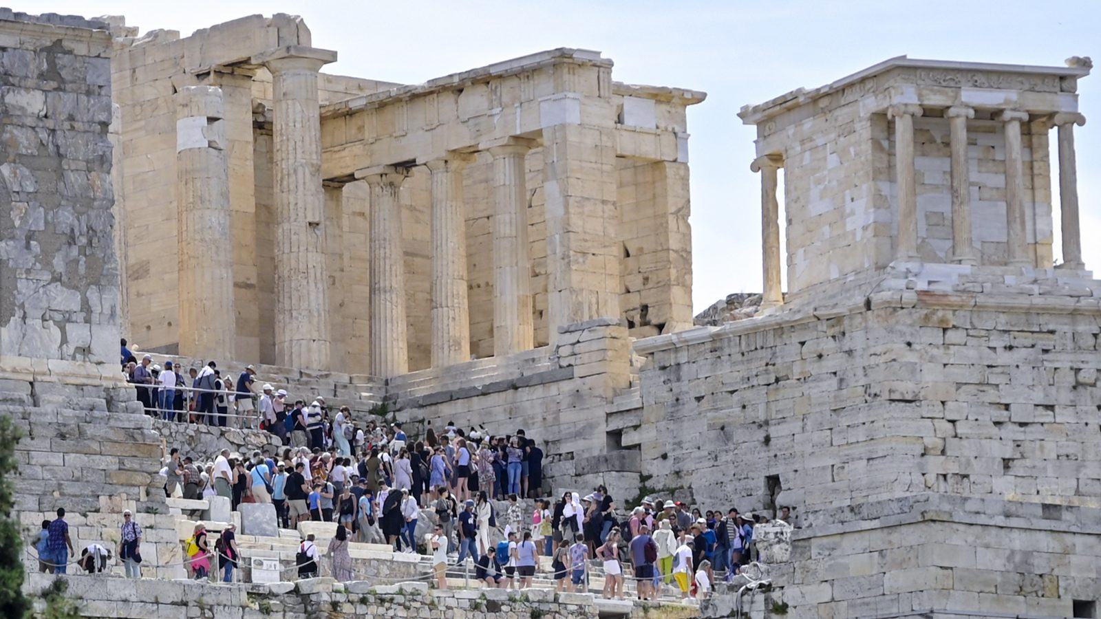 救われるのは遺跡か、観光客か─アテネのアクロポリスで検討される思い切った「オーバーツーリズム対策」 | プロピュライアの拡張案は誰のためなのか