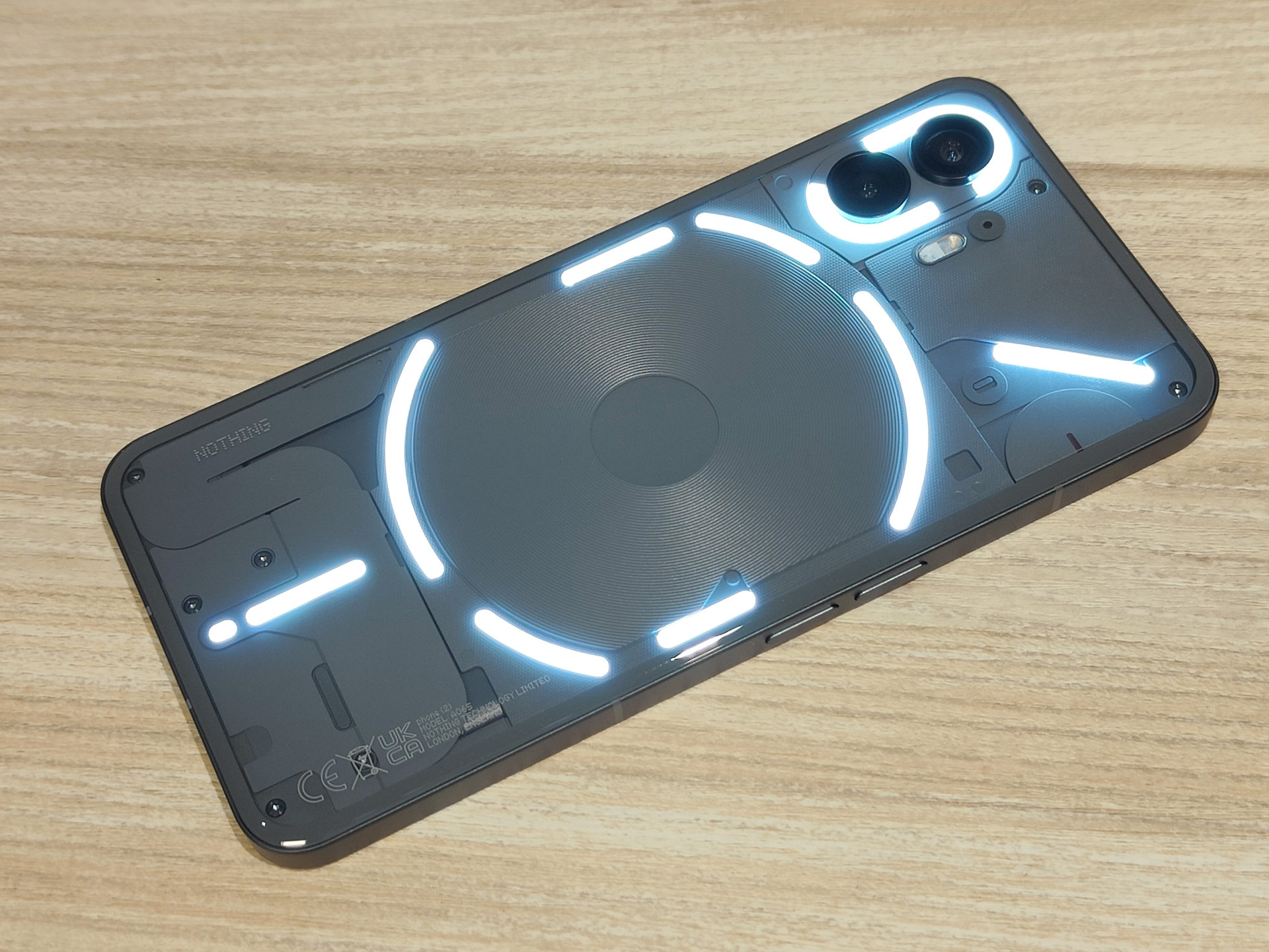 光る透明スマホの最新モデル「Nothing Phone (2)」発表　Snapdragon 8＋ Gen 1搭載で7万9800円から