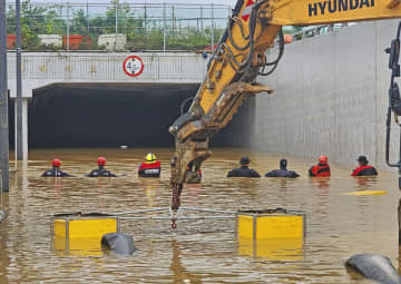 地下道浸水で7人死亡、韓国　大雨被害が拡大