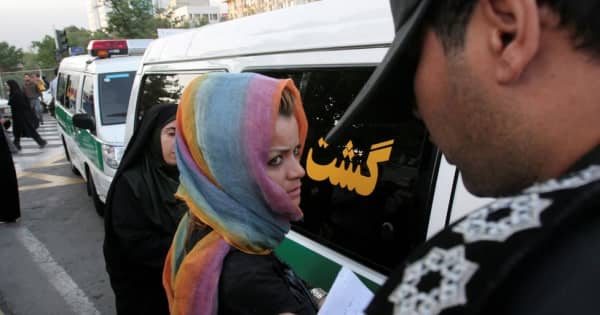 イランの道徳警察、市内パトロール再開　女性のヘッドスカーフ着用徹底へ