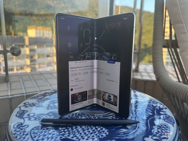 Honor、ミニバッグのような折りたたみスマホ「Honor V Purse」を披露