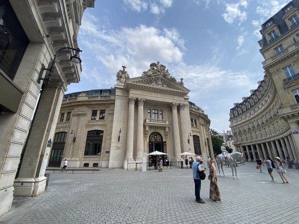 パリの日本人建築についに対面、安藤忠雄とSANAAに思わずブラボー！　日本の建築家“ツートップ”が手掛けた美術館と百貨店を誇りに感じた