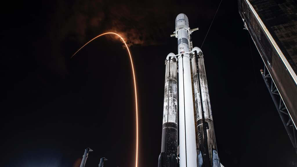 スペースX、「ファルコン・ヘビー」の打ち上げを実施　大型商業通信衛星の軌道投入に成功
