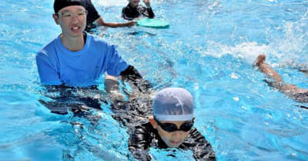 減った水泳授業、泳ぎ苦手な児童サポート　マンツーマン指導で上達、岐阜・本巣市内で教室