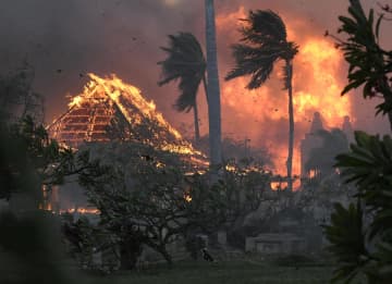 ハワイ山火事、55人死亡　観光地は壊滅、安否確認も難航