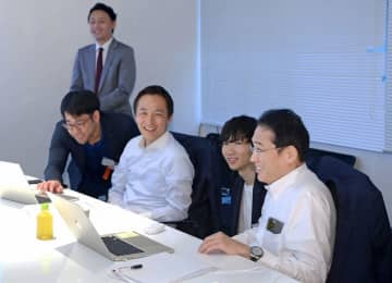岸田首相、東大で生成AI学ぶ　「百聞は一見にしかず」