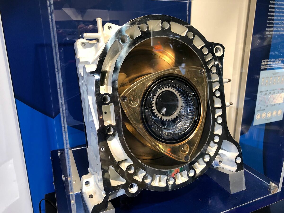 マツダが復活させたロータリーエンジン、「発電機」でも“らしさ”は維持？ そもそも「ロータリー」の良さとは何か？「RX8」を試乗し再確認