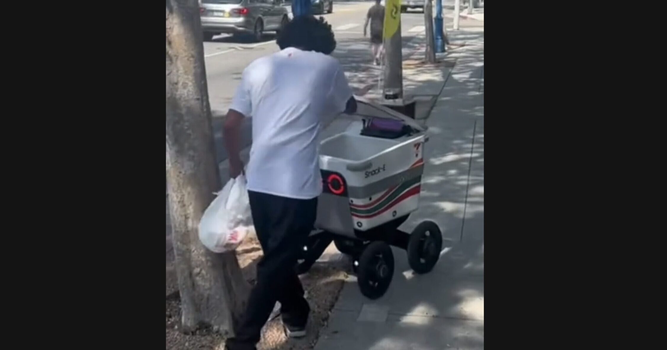 セブンイレブンの自動運転ロボ、L.A.で襲撃される