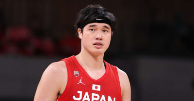 現役NBA選手すら困惑、バスケ日本の驚愕3ポイントが話題　「何とも言えない表情」と渡邊にも注目