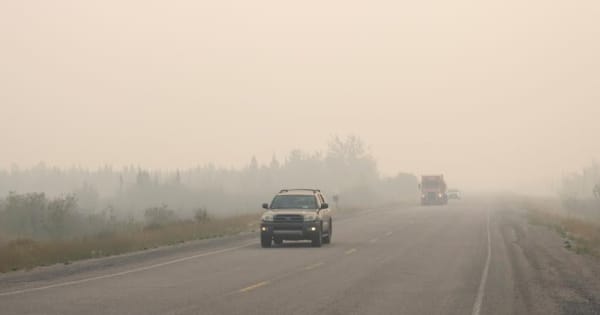 カナダ北西部で森林火災広がる　避難する「車が溶け始めた」