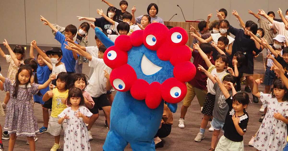 三菱ＵＦＪ銀職場体験にミャクミャク登場　子供５２人とダンス
