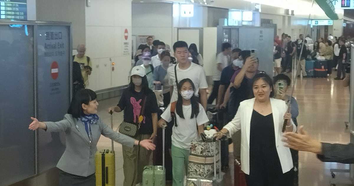 中国人団体旅行客、３年半ぶり羽田到着　「お得意様」の復活に期待
