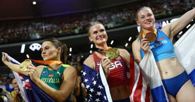 世界陸上史上初の金メダル2人誕生　女子棒高跳び、笑顔のハグで争わず　世界陸連も感動「誰か玉ねぎ刻んだ？」