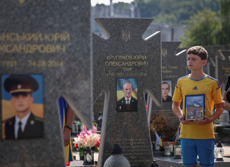 ウクライナ大統領、侵攻1年半後の独立記念日に国民称える