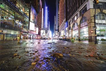 NY、タイムズスクエア水浸しに　水道管が破損、地下鉄駅も