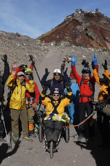 90歳三浦さん、富士山頂に到達　不自由な脚、仲間が車いす支援