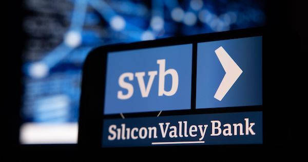 ＳＶＢ破綻以降で最悪の月、米銀株８月に９％急落－格下げ不安も反映