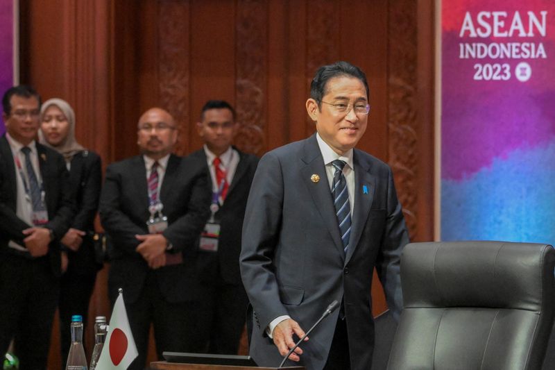 岸田首相、中国首相と短時間立ち話　処理水巡り立場伝える