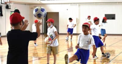 食や運動の大切さ学ぶ　J1鹿島コーチが授業　茨城・鹿嶋の中野東小
