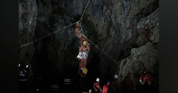世界最大級の救出劇、トルコの洞窟で体調不良の米国人探検家が地上へ