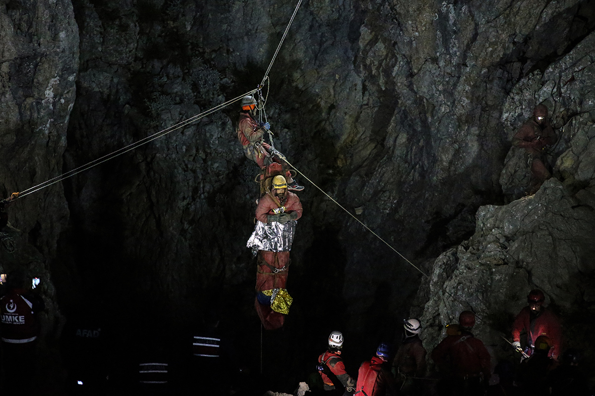 世界最大級の救出劇、トルコの洞窟で体調不良の米国人探検家が地上へ