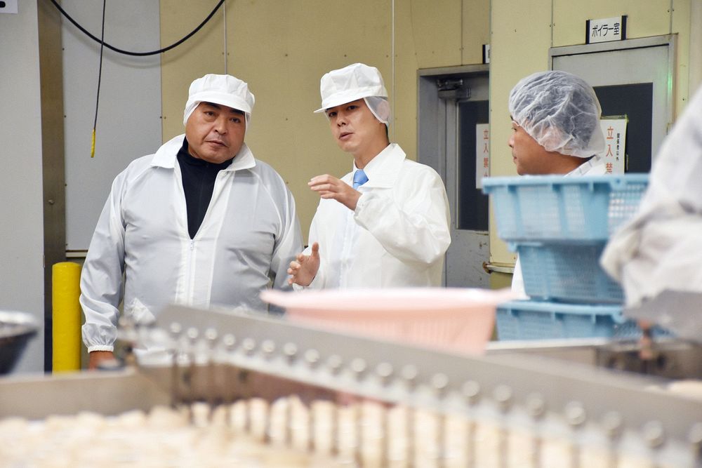 中国禁輸でホタテ在庫山積み　鈴木知事、紋別の水産加工場を視察