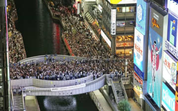 飛び込み対策で水位上げる　阪神優勝の日、大阪・道頓堀川