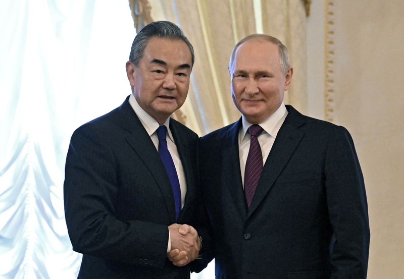 中国の王外相、プーチン大統領と会談　協力継続の意向伝える