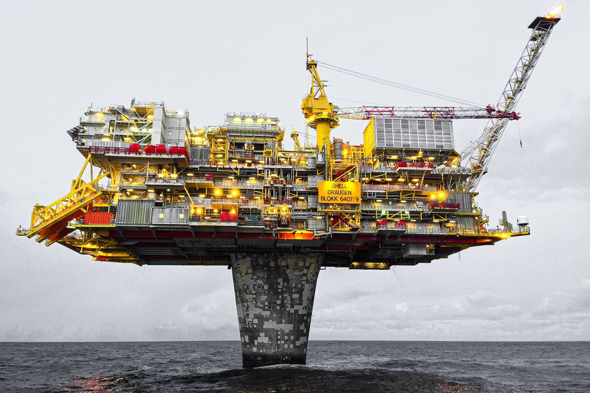 ノルウェーの海にそびえ立つ美しき石油リグ　孤立した海での従業員の生活は？