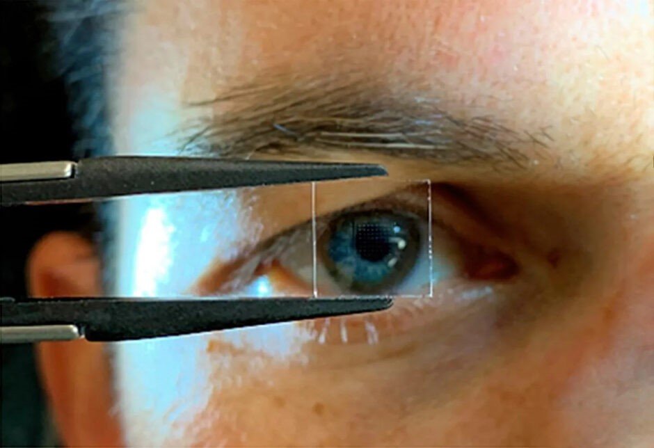 眼鏡レンズに搭載できる「ほぼ透明なイメージセンサー」　視界を邪魔せず眼球の動きを追跡