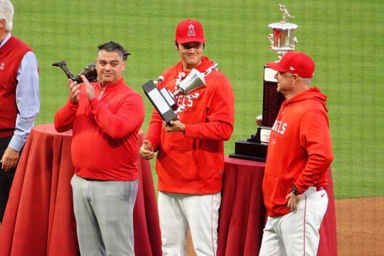 【MLB】大谷翔平、球団MVPを3年連続受賞　左手でトロフィー掲げ笑顔登場に場内大歓声