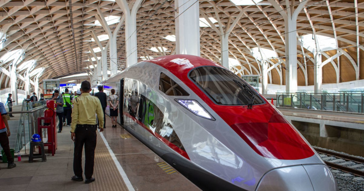 「インドネシア高速鉄道」紆余曲折を経てついに開業日本を振ったインドネシア政府は「中国依存」から当分抜け出せない