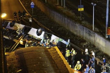 伊ベネチアでバス事故21人死亡　高架橋から10m落下、炎上