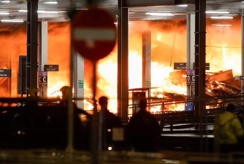 ロンドン近郊のルートン空港で火災、全便運航停止