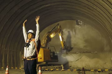 リニアのトンネル初貫通　式典で祝福、山梨・富士川