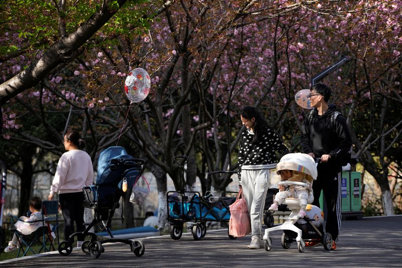 中国の昨年出生数が10％減、過去最低の956万人