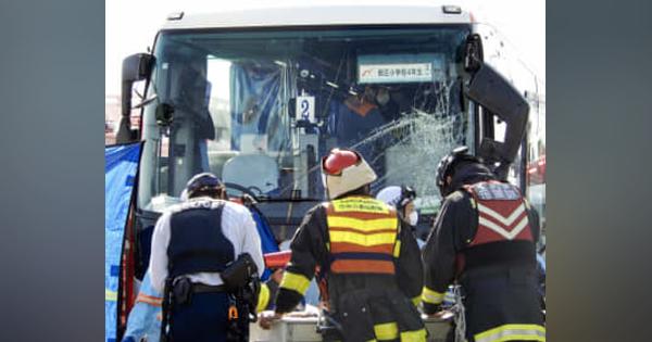 小学生乗せた観光バスと車接触　児童ら16人軽傷、奈良・橿原
